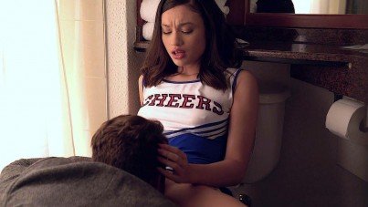 Cheerleader Needs To Pee In His Bathroom